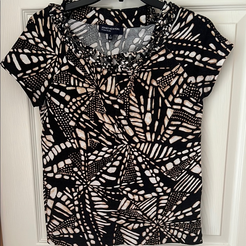 Jones New York Black and White Graphic Fitted Blouse